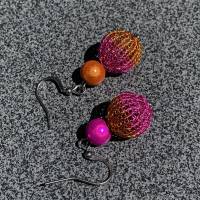 Ohrringe mit doppelt gestrickten bicolor Kugeln aus orange- und pinkfarbenem Kupferdraht und magischen Leuchtperlen Bild 2