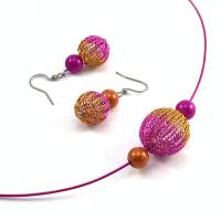 Ohrringe mit doppelt gestrickten bicolor Kugeln aus orange- und pinkfarbenem Kupferdraht und magischen Leuchtperlen Bild 3