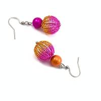 Ohrringe mit doppelt gestrickten bicolor Kugeln aus orange- und pinkfarbenem Kupferdraht und magischen Leuchtperlen Bild 4