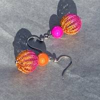 Ohrringe mit doppelt gestrickten bicolor Kugeln aus orange- und pinkfarbenem Kupferdraht und magischen Leuchtperlen Bild 5