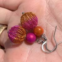 Ohrringe mit doppelt gestrickten bicolor Kugeln aus orange- und pinkfarbenem Kupferdraht und magischen Leuchtperlen Bild 7