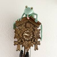 Die "Kuckuck, wo ist die Fliege?-Uhr", Kuckucksuhr, Wandobjekt, Frosch, Froschkönig, Kunstobjekt, Skulptur Bild 1