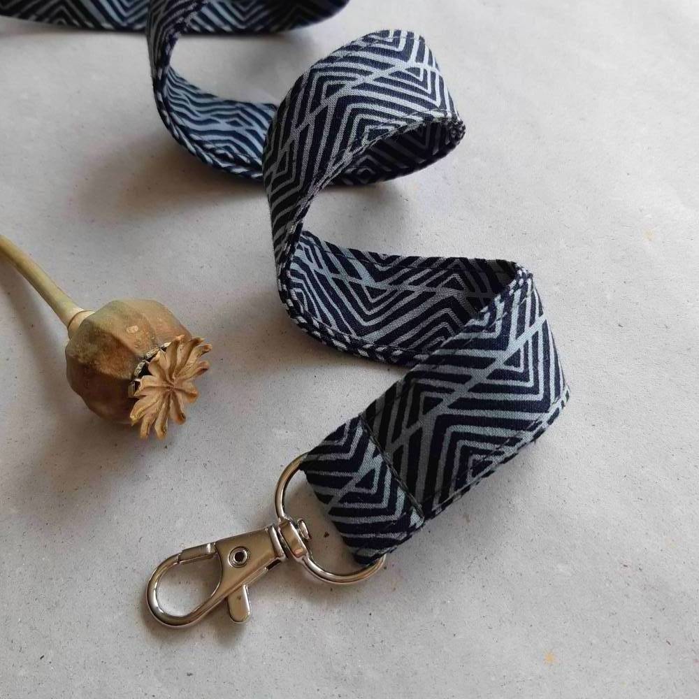 Schlüsselband Schlüsselanhänger mit Karabiner - Stoff blau graphisches Muster Bild 1