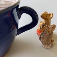 RechtshänderTasse mit süßen Mäuschen auf dem Rand, für Kaffee, Tee, getöpferte Tasse, Handarbeit, Tontasse, Maus, Mausi Bild 10