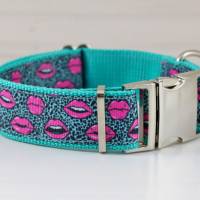 Hundehalsband oder Hundegeschirr mit Kussmund,  Mund, Kuss, türkis und pink Bild 1