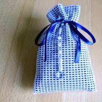 Lavendelsäckchen in weiß-blau mit einem Perlenhänger verziert Bild 1
