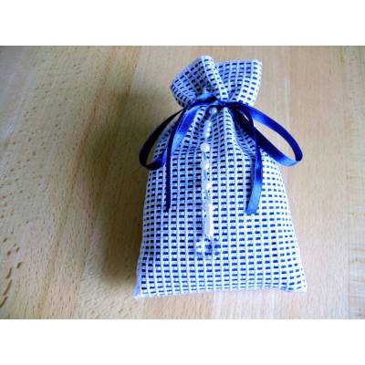 Lavendelsäckchen in weiß-blau mit einem Perlenhänger verziert
