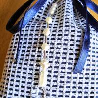 Lavendelsäckchen in weiß-blau mit einem Perlenhänger verziert Bild 2
