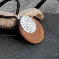 Kettenanhänger aus Holz mit rundem Silber-Element Bild 2