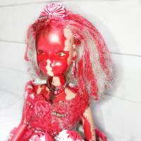 Horror - Braut, Klorollenhut mit Puppe Bild 6