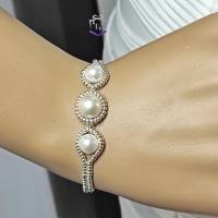 Zartes, minimalistisches Perlenarmband in weiß-silber in Handarbeit gefertigt. Auch als Brautschmuck geeignet Bild 4