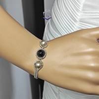 Zartes, minimalistisches Perlenarmband in schwarz-platin-silber in Handarbeit gefertigt. Bild 2