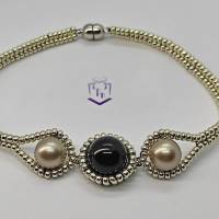 Zartes, minimalistisches Perlenarmband in schwarz-platin-silber in Handarbeit gefertigt. Bild 5