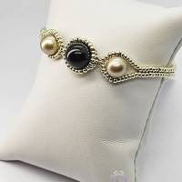 Zartes, minimalistisches Perlenarmband in schwarz-platin-silber in Handarbeit gefertigt. Bild 6