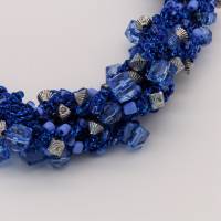 Häkelkette blau silber - Collier gehäkelt - 50 cm - Glasperlen - Acrylperlen - Halskette - Statementschmuck Bild 2