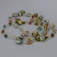 Superlange Halskette aus vielen unterschiedlichen Perlen in Grundfarbe weiß,  gefädelt, 120cm, Unikat Bild 1