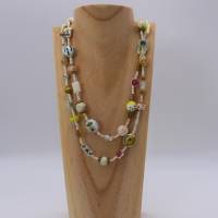Superlange Halskette aus vielen unterschiedlichen Perlen in Grundfarbe weiß,  gefädelt, 120cm, Unikat Bild 2
