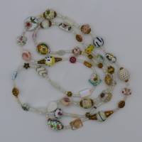 Superlange Halskette aus vielen unterschiedlichen Perlen in Grundfarbe weiß,  gefädelt, 120cm, Unikat Bild 3