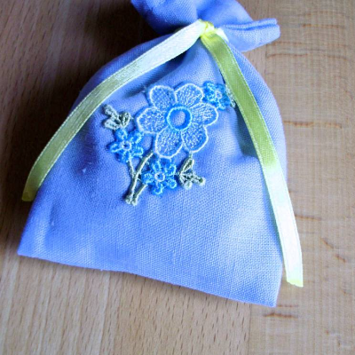 Lavendelsäckchen in hellblau mit einer Blumenapplikation verziert