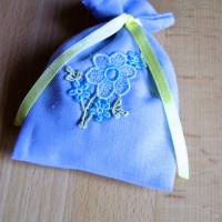 Lavendelsäckchen in hellblau mit einer Blumenapplikation verziert Bild 3