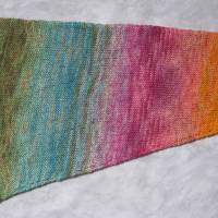 Dreieckstuch, Schaltuch aus handgefärbter Wolle mit langem Farbverlauf, gestrickt, Schal, Stola Bild 5