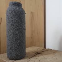 Handgemachte Upcycling Vase in Asphaltoptik | nachhaltige Dekovase anthrazit | moderne Deko für Regal & Wohnzimmer Bild 4