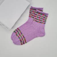 Gestrickte Socken mit Streifen in flieder bunt, Gr. 40/41, handgestrickt, la piccola Antonella Bild 1