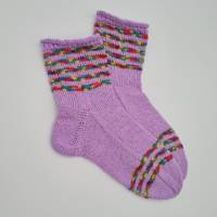 Gestrickte Socken mit Streifen in flieder bunt, Gr. 40/41, handgestrickt, la piccola Antonella Bild 2
