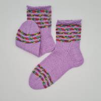 Gestrickte Socken mit Streifen in flieder bunt, Gr. 40/41, handgestrickt, la piccola Antonella Bild 3