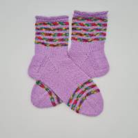 Gestrickte Socken mit Streifen in flieder bunt, Gr. 40/41, handgestrickt, la piccola Antonella Bild 4
