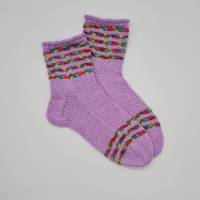 Gestrickte Socken mit Streifen in flieder bunt, Gr. 40/41, handgestrickt, la piccola Antonella Bild 5