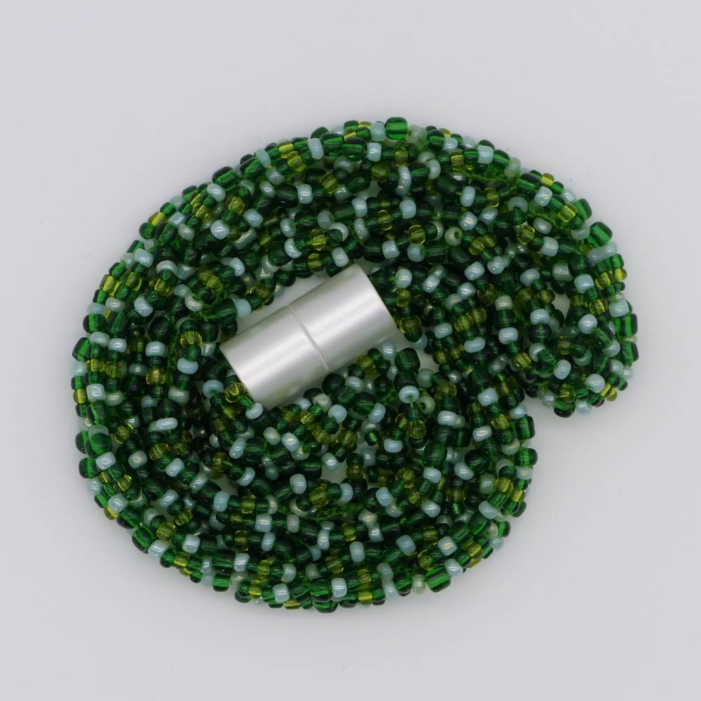 Halskette - grün - Häkelkette in Grüntönen - 54 cm - Perlenkette aus Glasperlen gehäkelt - Rocailles - Häkelschmuck Bild 1