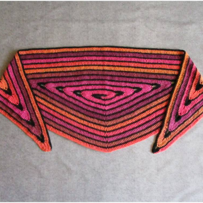 Ausgefallenes Dreieckstuch im Spiral-Design in wunderschönen Farben, aus toller weicher Wolle