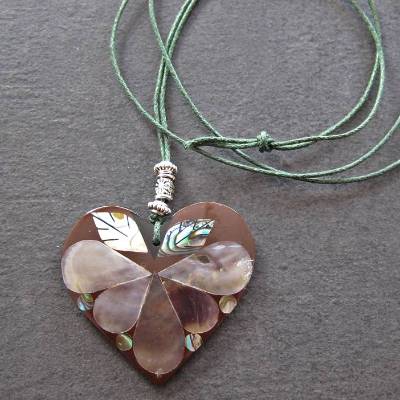 Lange Herzkette mit Herz Anhänger aus Perlmutt & Abalone Paua Muschel – Regenbogenfarben, Grün & Silber, handgefertigt