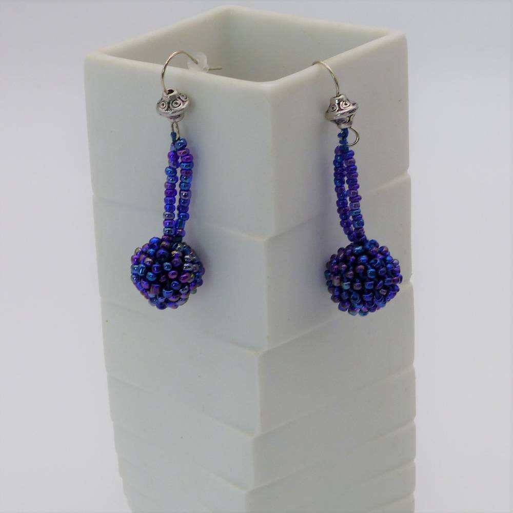 Kugelohrringe - blauviolett irisierend - Kugel aus Glasperlen gehäkelt - Ohrschmuck - Kugel - Ohrringe - Häkelschmuck Bild 1