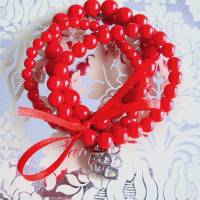 Perlenarmband 3-reihig zauberhaft in Rot mit Herzanhänger Bild 1
