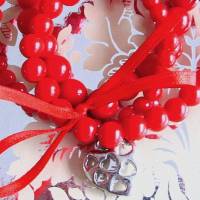Perlenarmband 3-reihig zauberhaft in Rot mit Herzanhänger Bild 2