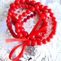Perlenarmband 3-reihig zauberhaft in Rot mit Herzanhänger Bild 3