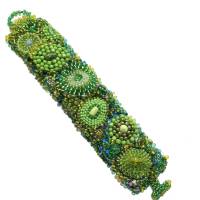 Breites Armband grün Unikat handgefertigt Gaspeit Glas handgestickt boho handmade Bild 1