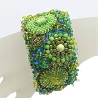 Breites Armband grün Unikat handgefertigt Gaspeit Glas handgestickt boho handmade Bild 2