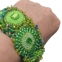 Breites Armband grün Unikat handgefertigt Gaspeit Glas handgestickt boho handmade Bild 3