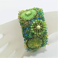 Breites Armband grün Unikat handgefertigt Gaspeit Glas handgestickt boho handmade Bild 5