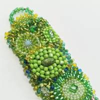 Breites Armband grün Unikat handgefertigt Gaspeit Glas handgestickt boho handmade Bild 9