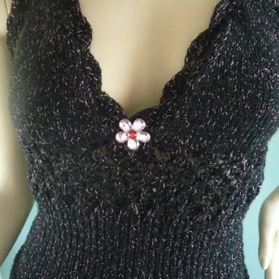 Handgestricktes rückenfreies schwarzrotmeliertes Top,