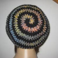 Mütze im Spiral-Design, gehäkelt, schwarz-bunt, Beanie, Häkelmütze Bild 4