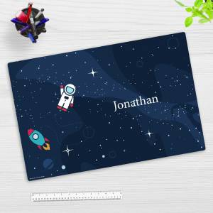 Schreibtischunterlage – Astronaut im Weltraum mit Wunschname – 60 x 40 cm – Schreibunterlage Kinder aus Premium Vinyl – Bild 1