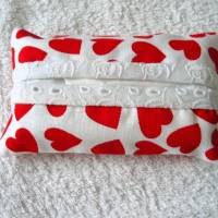 Taschentuchtäschchen in weiß mit roten Herzchen Bild 1