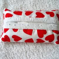 Taschentuchtäschchen in weiß mit roten Herzchen Bild 4