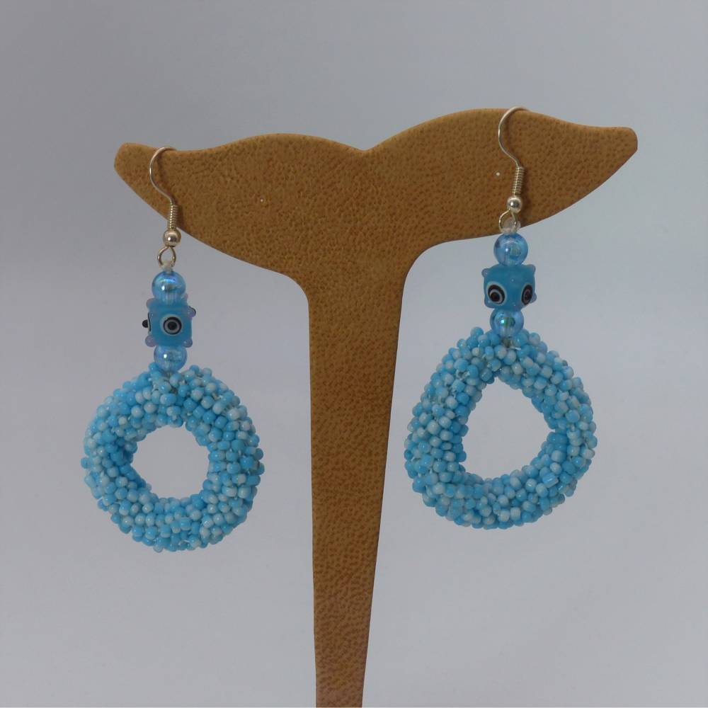 Ohrringe - hellblau weiß - O-Form - aus Glasperlen gehäkelt - Ohrschmuck - Ohrhänger - Häkelschmuck Bild 1