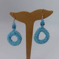 Ohrringe - hellblau weiß - O-Form - aus Rocailles gehäkelt - Ohrschmuck - Ohrhänger - Häkelschmuck Bild 1